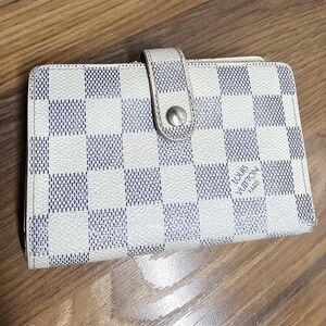 Authentic LV Wallet Damier Azure KissLock Wallet
Has some wear and peeling.